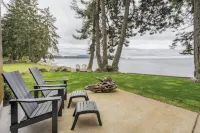 Secluded, peaceful, ocean front home. Close to all amenities/outdoor activities.