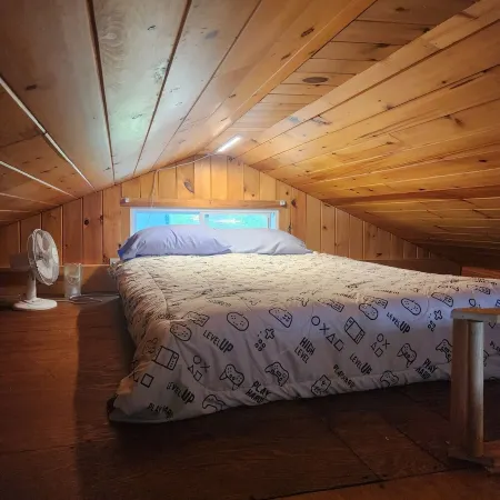 Charming 2-bedroom lakefront camp on Webber Pond