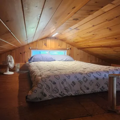 Charming 2-bedroom lakefront camp on Webber Pond
