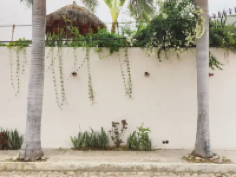 Charming rooftop bungalow 1 block from the beach!
