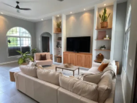 Spacious mountain villa with 5 bedrooms and brand new AC 埃爾巴耶酒店