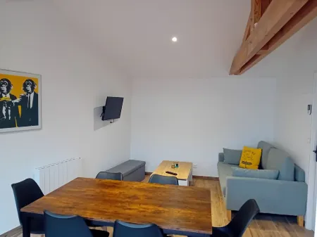 Fenced house in a quiet location close to shops and beach Отели рядом с достопримечательностью «Casino La Pastourelle»