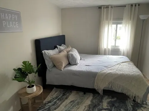 Charming & Updated 2-bedroom cottage with Private Beach Access 5 min walk, Grill