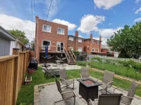 Bright and charming home with gorgeous backyard 요크 호텔