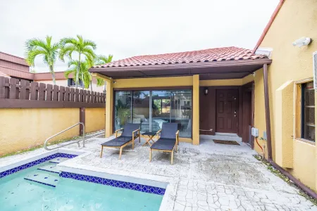 Spacious Vitality Villa in Miami with dedicated workspace 3 bed 2 bath Отели в г. Айвис-Истейтс