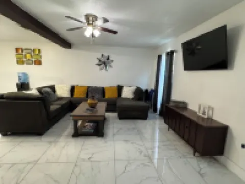 Charming 1-bedroom apartment with WiFi, AC in delightful Venice