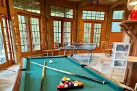 ROUNDHOUSE in the trees, deck, grill, fireplace, creek, dog Friendly, game room