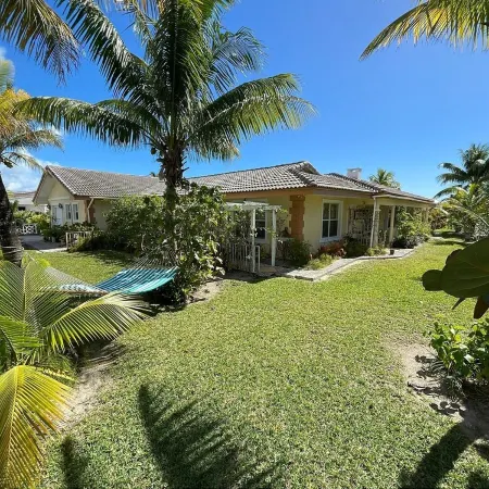 2Br near Coral Beach- Coconut Villa, hear the waves and relax!