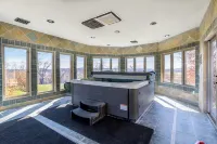 Jett Manor - Hermann, MO 13-Acre Private Estate w/ Hot Tub, Sauna & Scenic Views