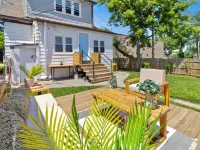 Stylish Little Gem Upper Unit, with King Bed close to State Fair and AmFam Field Hotels in West Allis