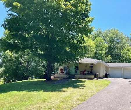 Charming 2BR near Lake Barkley – fully equipped and ready for your stay!