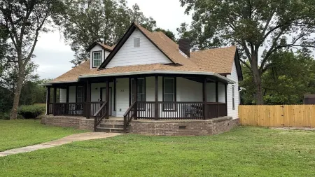 MONTHLY STAYS-Spacious 8-bedroom house in delightful Whiteville-Abundant Parking Отели в г. Хардимэн