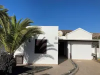 Relaxing Villa Vista a la Montana, Heated  Private Pool short walk from seafront