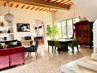 Aile de Château Avec Piscine au Milieu des Vignes, à 10 mn des Plages فنادق في Cabestany