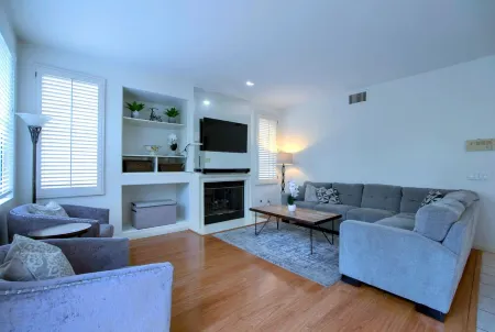 Gated 3BR 2.5BTH w/ Pool and Spa in Tustin Отели в г. Тастин