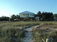 'Seaglass'-Perfect Beach House with Pool, Peaceful and Private - 4-Sterne