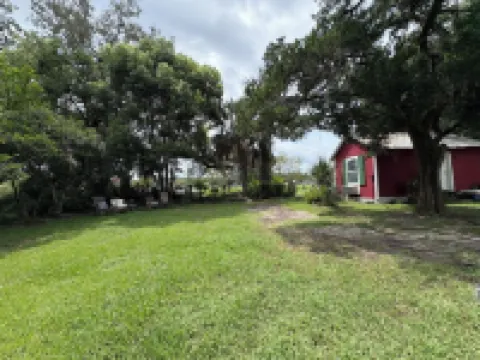 The Red Cottage ~ 5 Min. Stroll to Historic St. George Street - on Site Parking