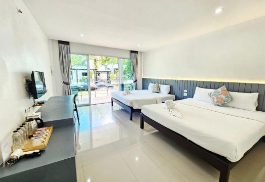 4. 사이통 리조트..