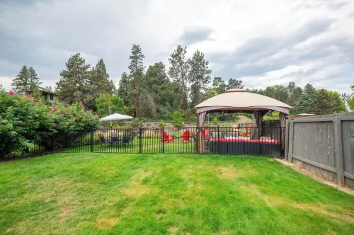 Riverfront Cottage Epic Walkable Location on River