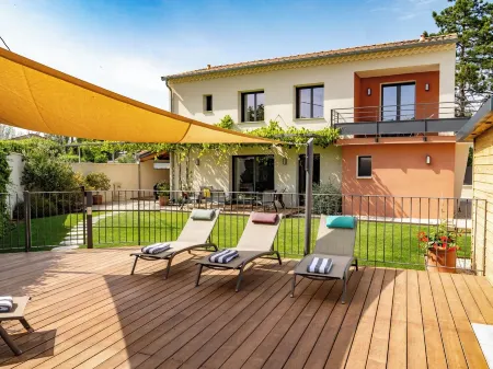 Gîte en Provence heated swimming pool and garden, near town center