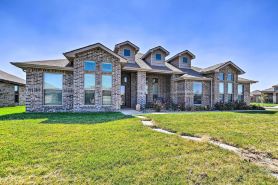 Modern Amarillo House w/ Fire Pit + Hot Tub!