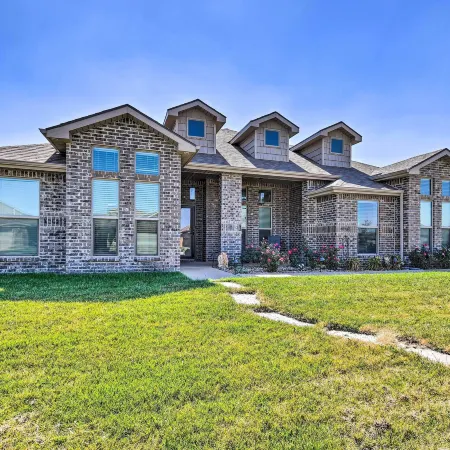 Modern Amarillo House w/ Fire Pit + Hot Tub!