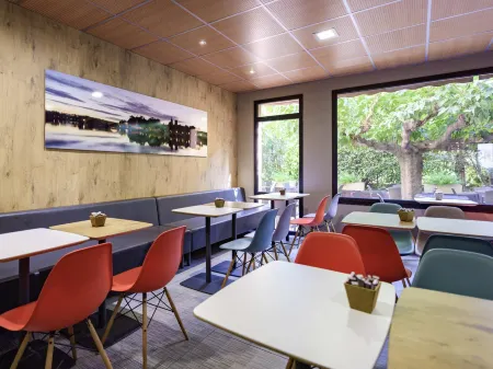 Ibis Avignon Centre Pont de l'Europe Отели рядом с достопримечательностью «Place de lHorloge»