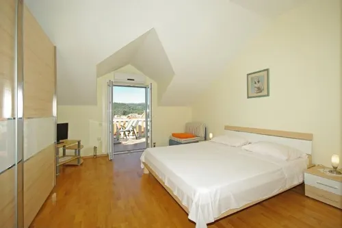 Apartments Villa Rose - Standard Studio with Sea View  and shared Terrace (A2 bijeli) Hotels in Sumartin