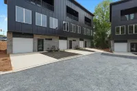 Twilight Townhouse 2 Bed 2.5 Bath near Silos/ Doodle Trail/ Downtown Easley, SC Hotels in Easley