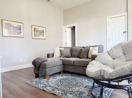 Washington B / Newly Renovated 1BR/1BA Apt