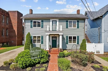 Charming Family & Pet Friendly Stay. 1 Block to Main St.Walk to Dine, Sip & Shop