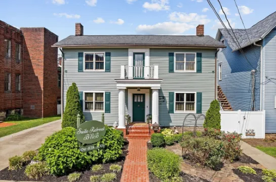 Charming Family & Pet Friendly Stay. 1 Block to Main St.Walk to Dine, Sip & Shop