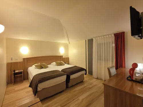 Logis Hotel Restaurant le Grand Turc - ที่มีสระว่ายน้ำ