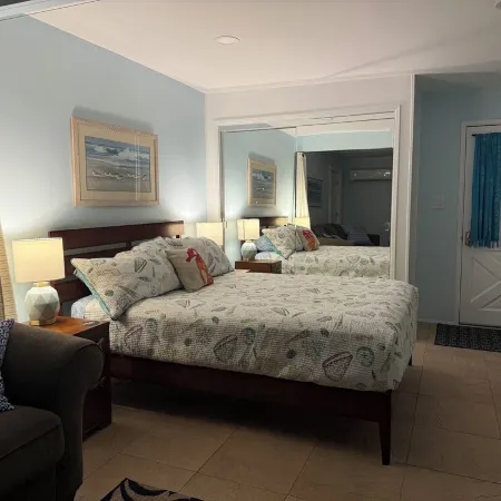 Charming bungalow in Npt  Bch , Dog Friendly, walk to eateries AIR CONDITIONER