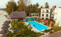 La Perla Beach Resort - Kolam Renang