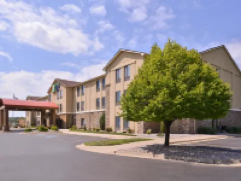 Holiday Inn Express & Suites TOPEKA WEST I-70 WANAMAKER by IHG トピーカのホテル