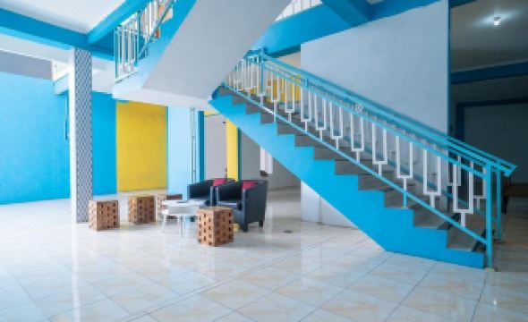 RedDoorz Near RS Mitra Keluarga Waru