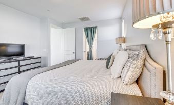 Patio & Yard: Luxe Beaumont Getaway!