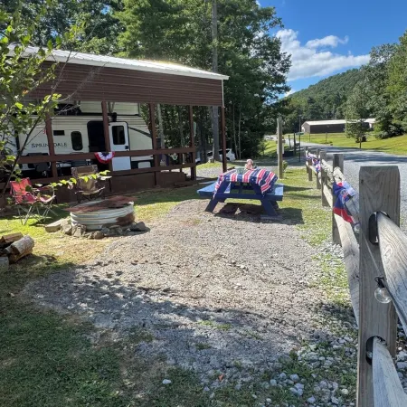 Cozy 2-bedroom RV in amazing Pipestem with AC, WiFi and Heat Smart TV