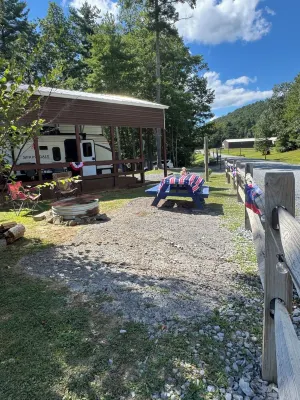 Cozy 2-bedroom RV in amazing Pipestem with AC, WiFi and Heat Smart TV