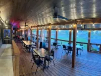The Cozy Cove A Unique and Unforgettable Experience on Lake Hamilton Hotels in Piney