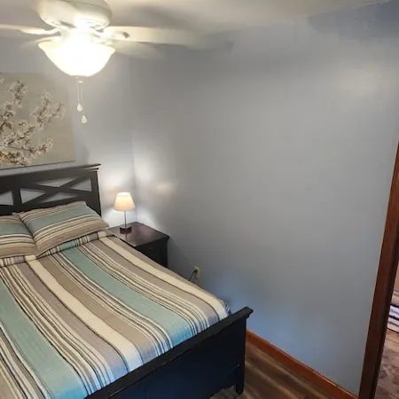 Sunset cottage complete w/large deck, fire pit and mins away from public beach