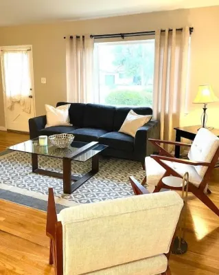 Relaxing 3 Bedroom, 2 Bathrooms. Large backyard, pool, jacuzzi + 2 patios, grill Hotels in Chatsworth