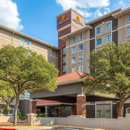 La Quinta Inn & Suites by Wyndham San Antonio Airport