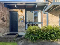 'Broulee Break' -2-Bed Beach House with Games Room Hotels in Broulee