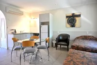 เวสเทิร์น เกตเวย์ โมเทล แอนด์ อพาร์ตเมนต์