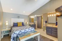 2 Decks, Lake Views! Group Escape in Osage Beach - Spa