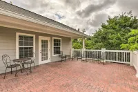 Studio in College Station w/ Expansive Deck! - Apartments