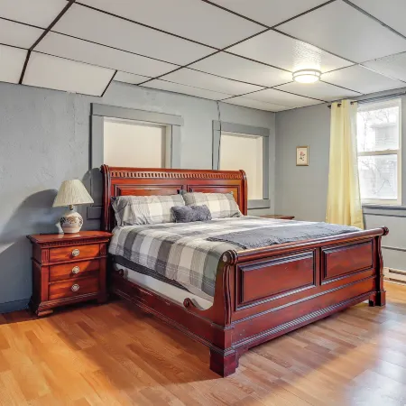 4 Mi to Mauch Chunk Lake: Spacious Apt w/ Bar!