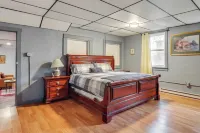 4 Mi to Mauch Chunk Lake: Spacious Apt w/ Bar! - Wifi